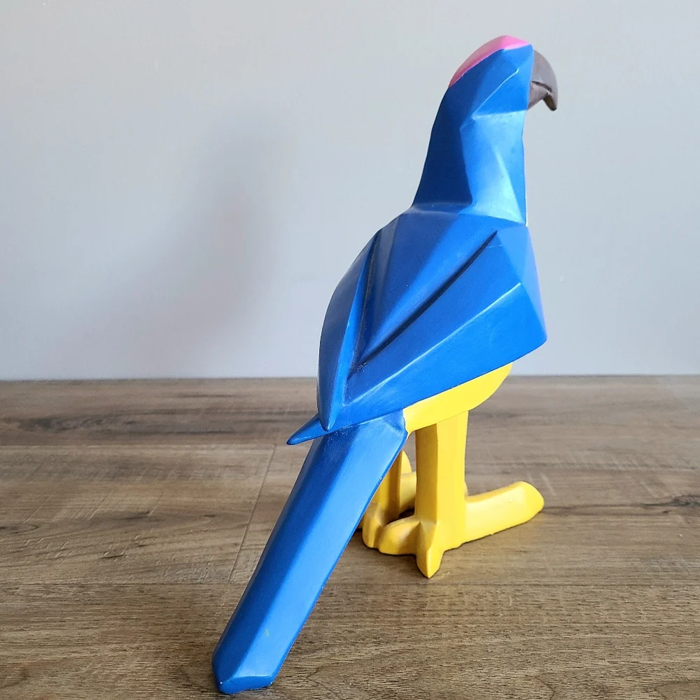 Large resin blue and yellow parrot sculpture. - Picture 4 of 7